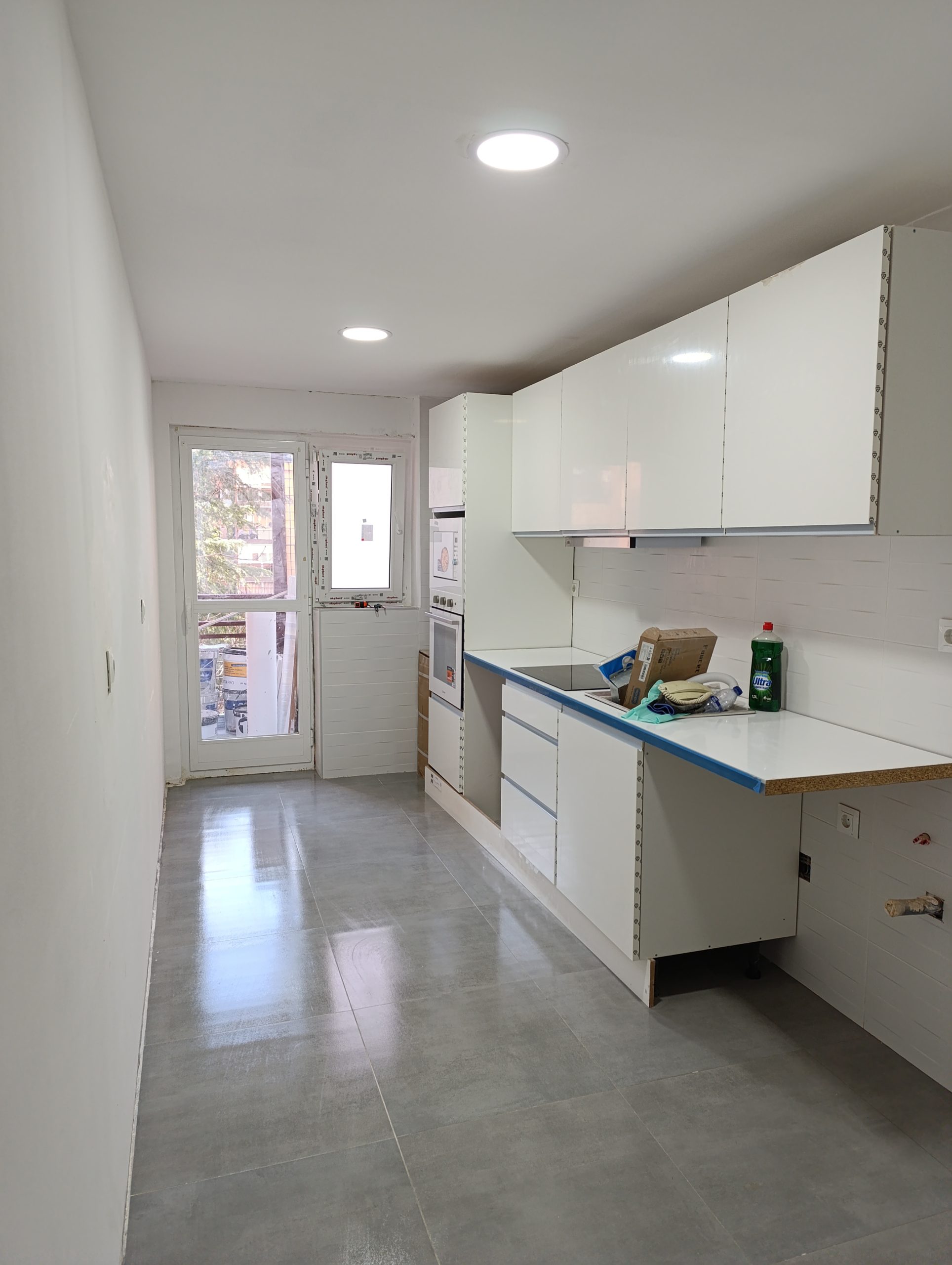 Reforma de cocina en Vallecas terminada, muebles blancos