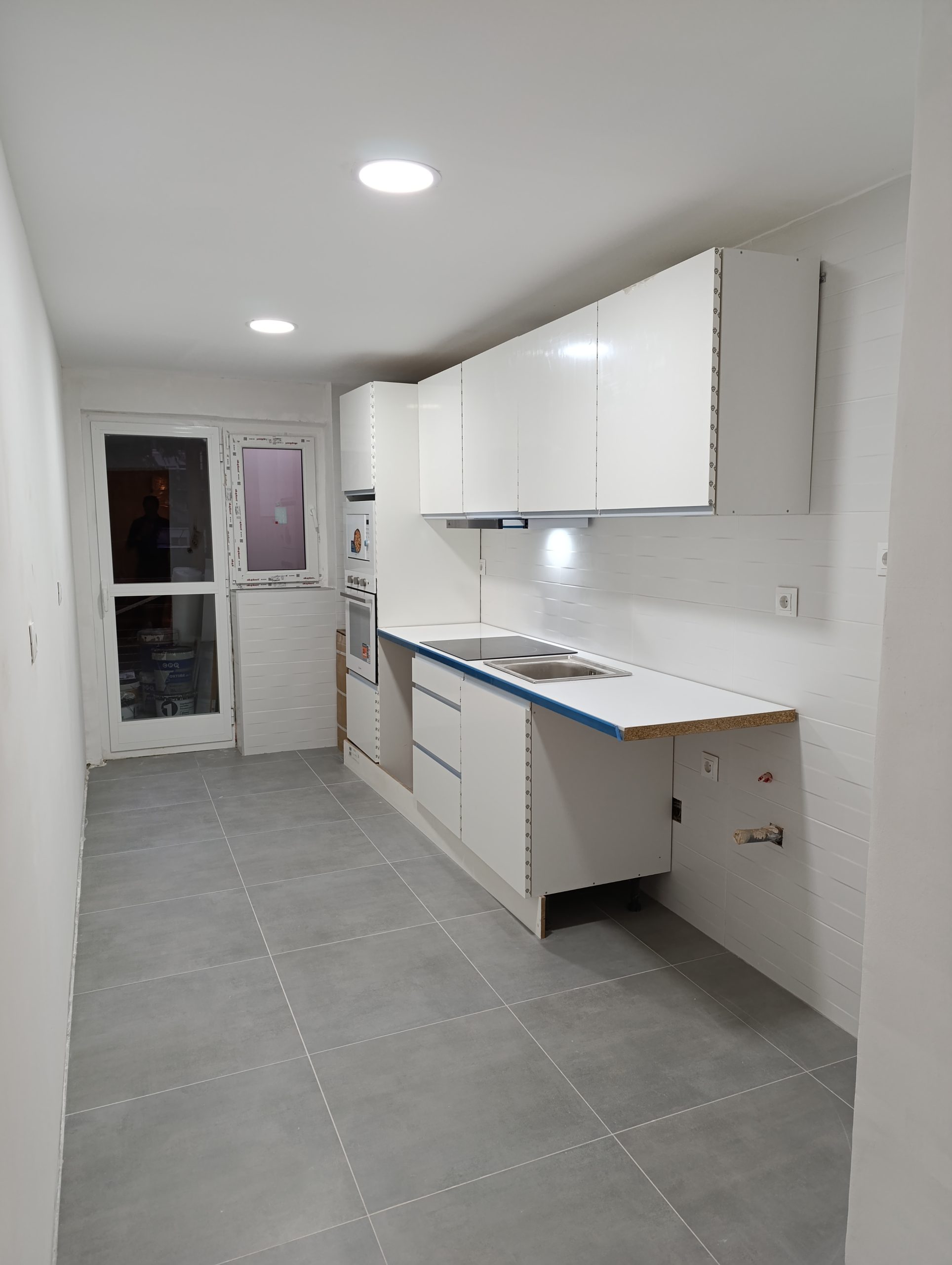Reforma de cocina en Vallecas terminada, muebles blancos