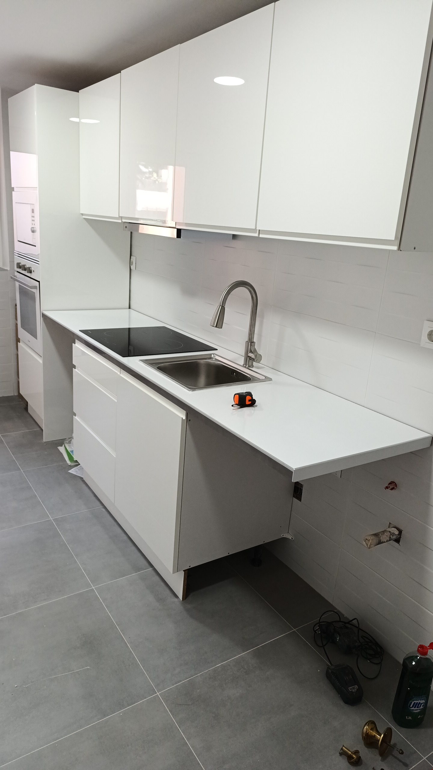 Reforma de cocina en Vallecas terminada, muebles blancos