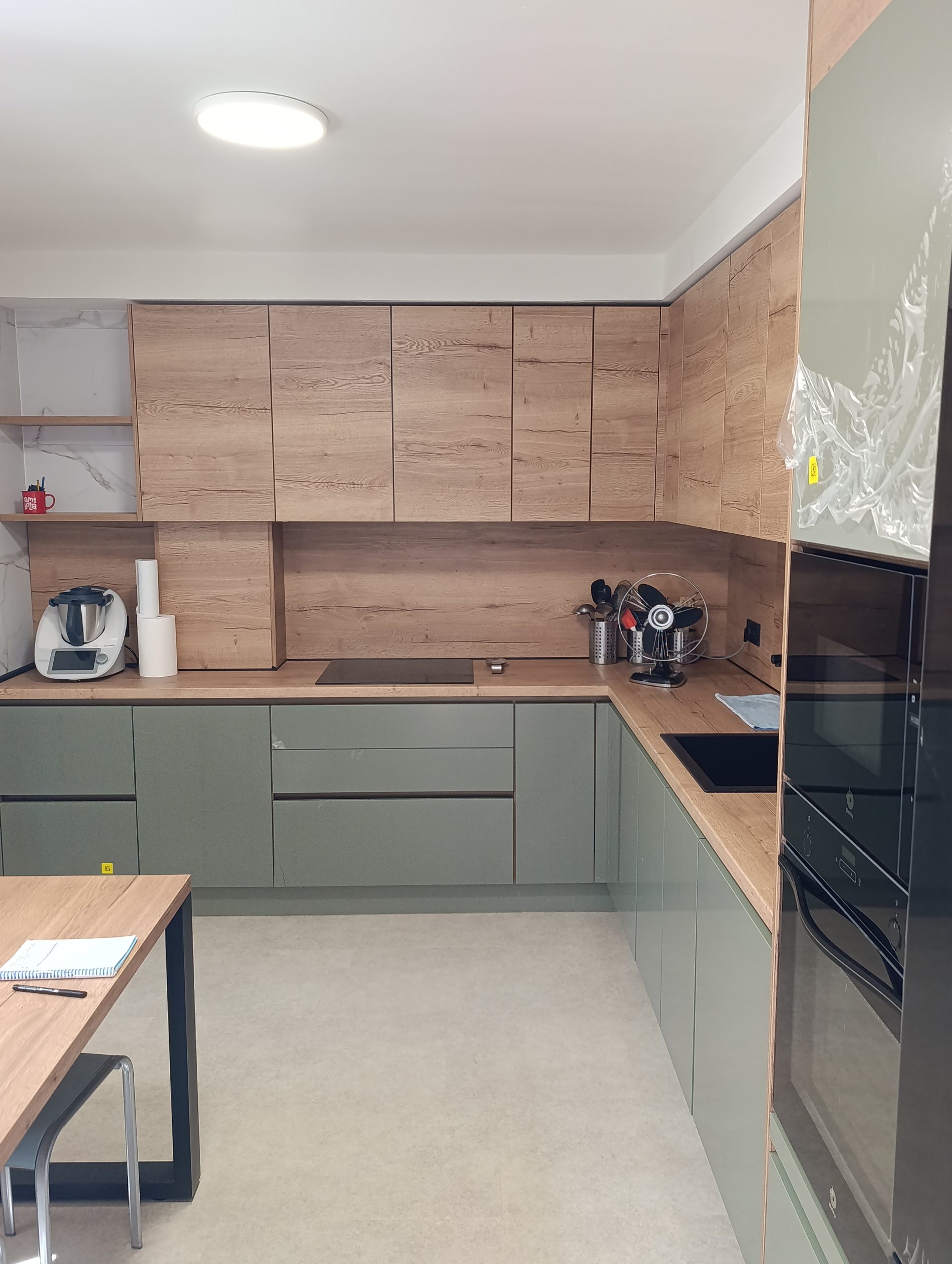 Reforma de cocina en Las Rozas terminada, muebles verdes y madera