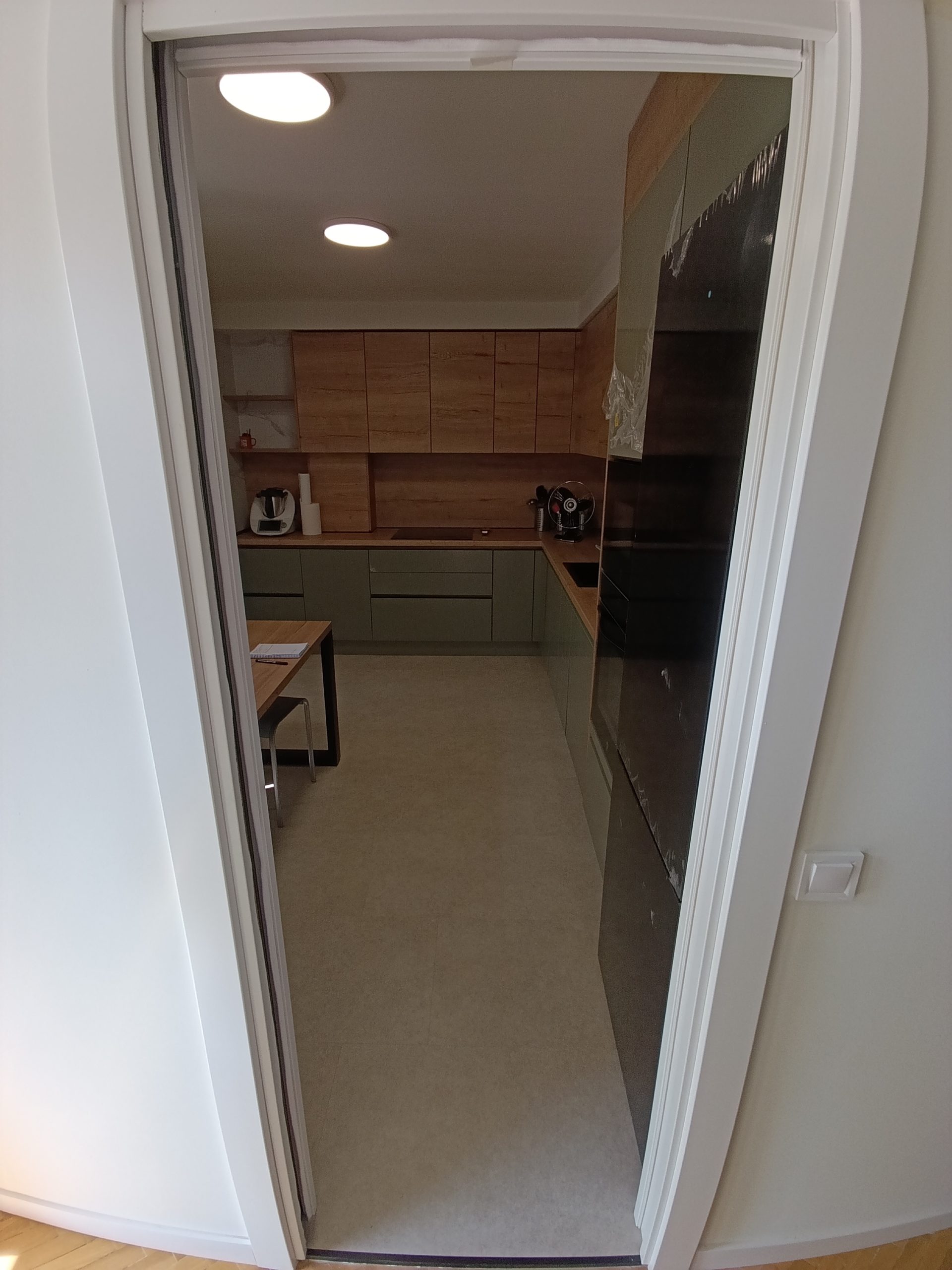 Reforma de cocina en Las Rozas terminada, muebles verdes y madera