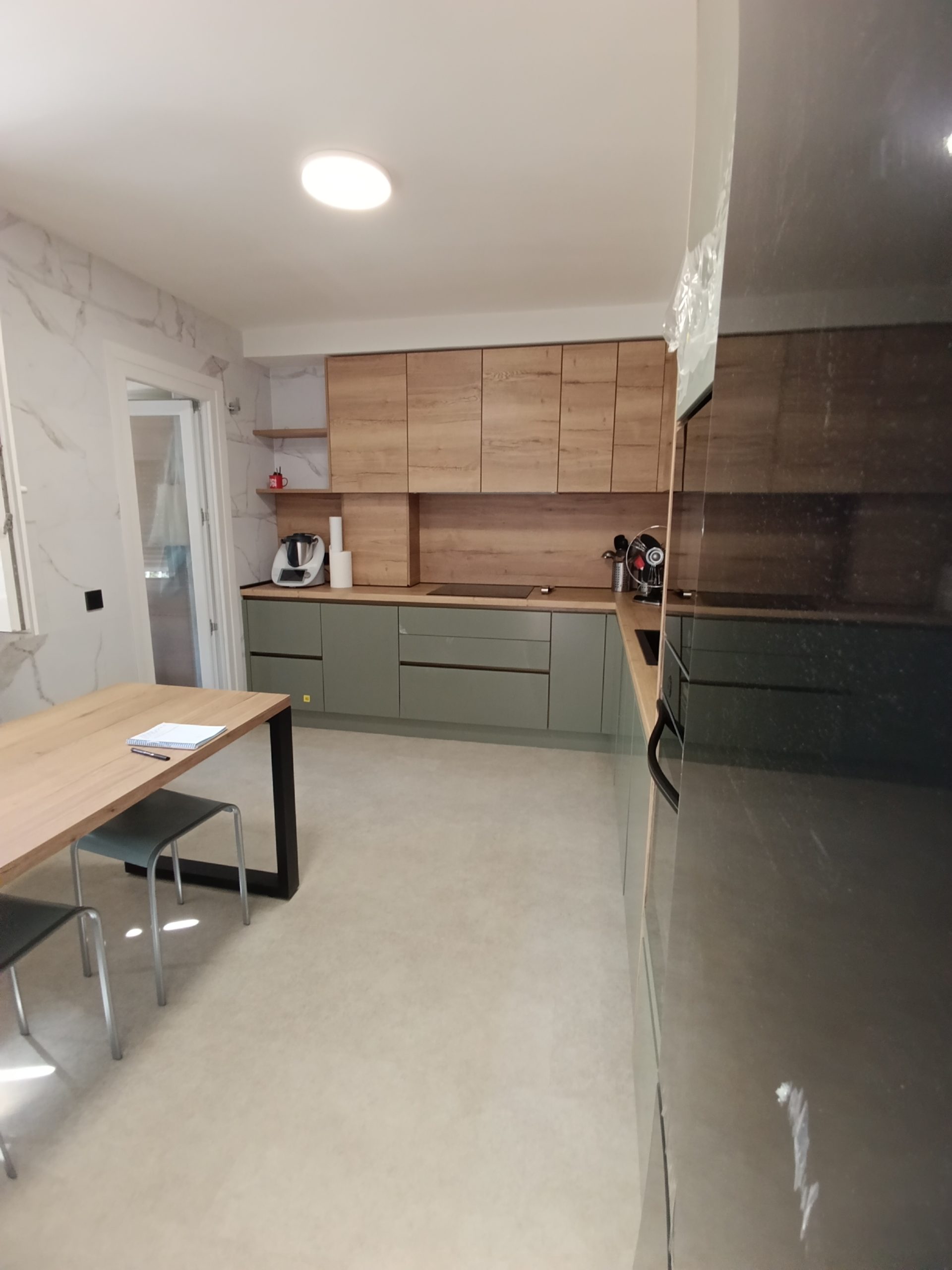 Reforma de cocina en Las Rozas terminada, muebles verdes y madera