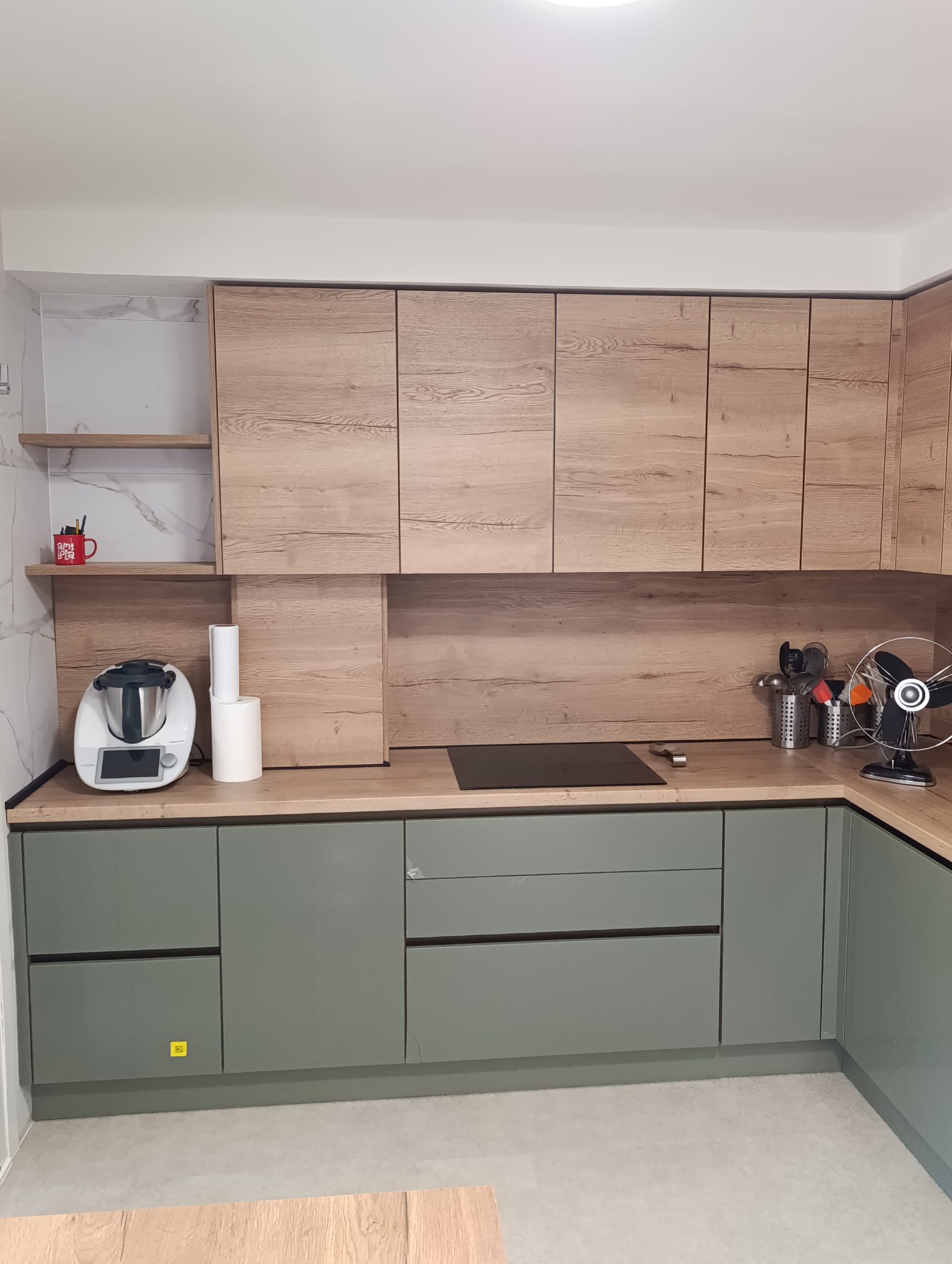 Reforma de cocina en Las Rozas terminada, muebles verdes y madera