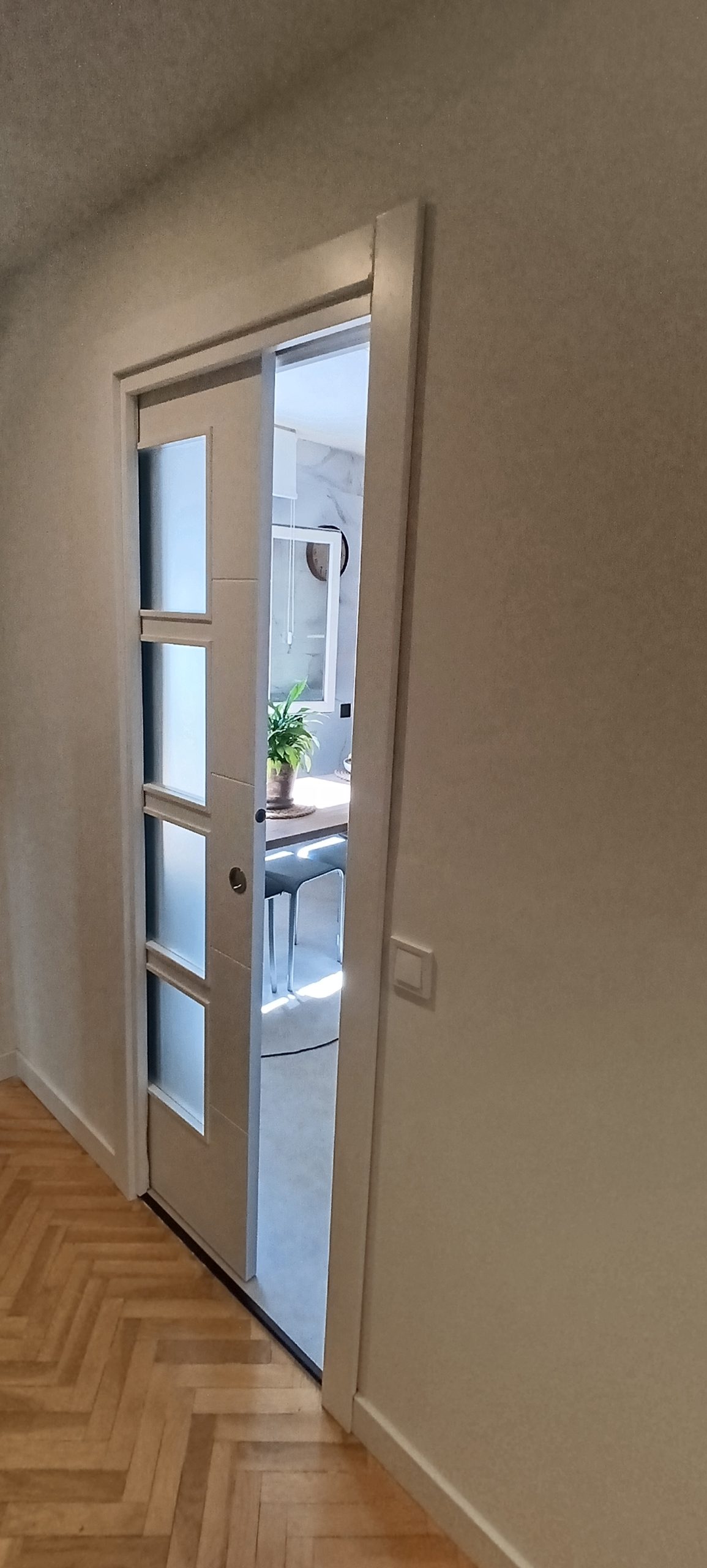 Puerta corredera de cristal en reforma de Las Rozas