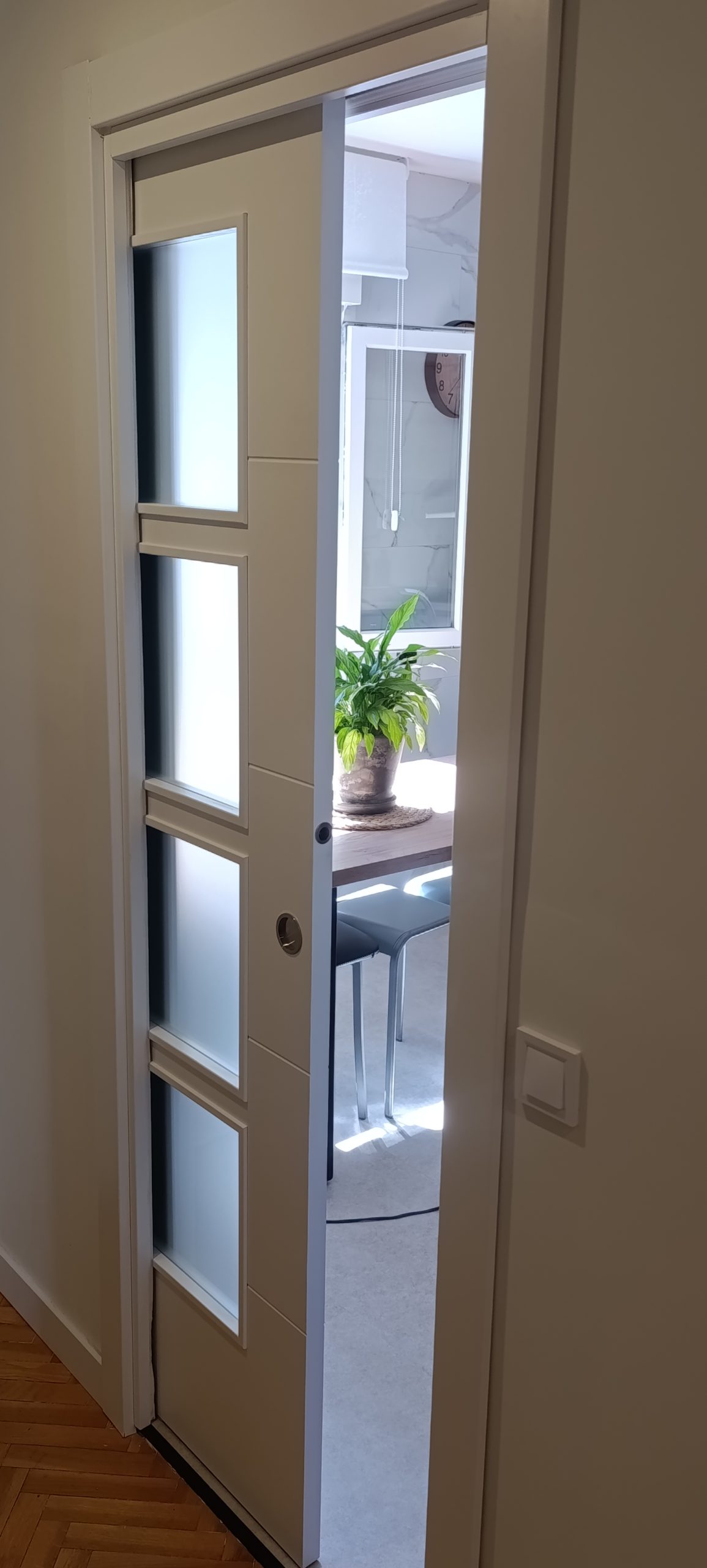 Puerta corredera de cristal en reforma de Las Rozas