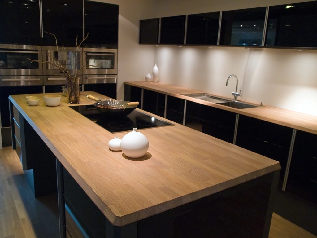 Cómo elegir la iluminación adecuada para cada estancia Cocina con iluminación bajo los muebles superiores sobre la encimera