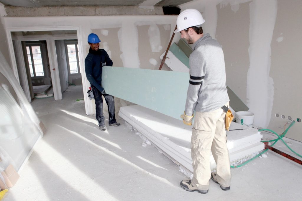 Cómo planificar una reforma integral paso a paso Operarios trabajando en una reforma integral de vivienda